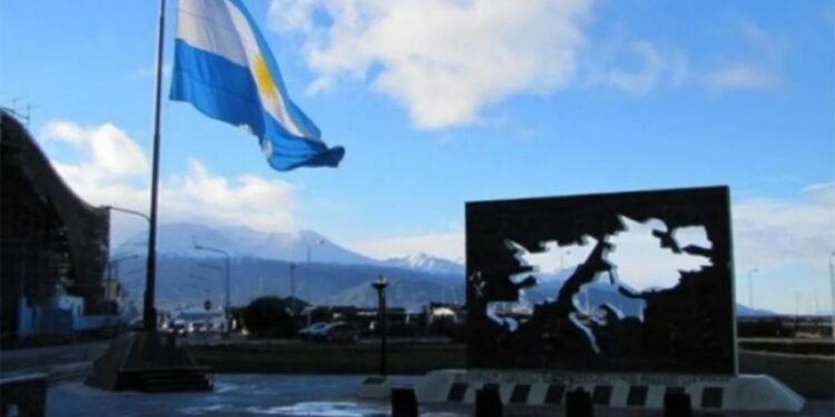 Argentina ratifica su soberanía sobre Malvinas y cuestiona la presencia militar británica