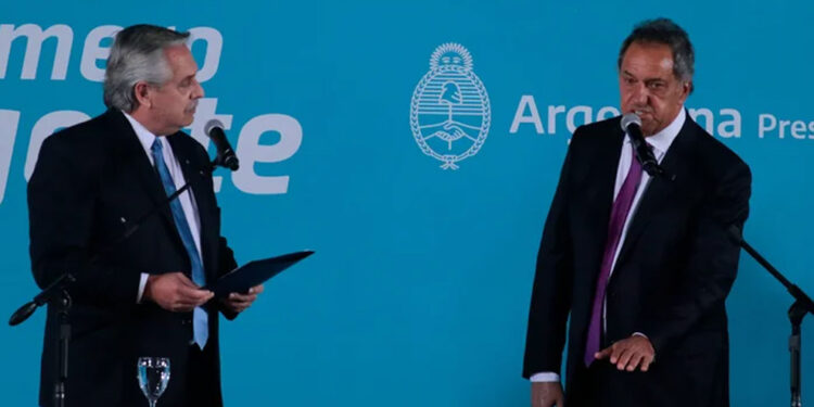 Fernández le tomó juramento a Scioli y le agradeció a Kulfas por su gestión