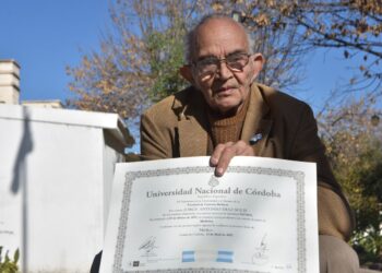 Con esfuerzo y contra las adversidades, con 78 años se recibió de médico