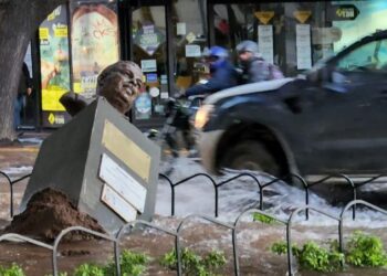 Colapsó un caño de agua en el centro