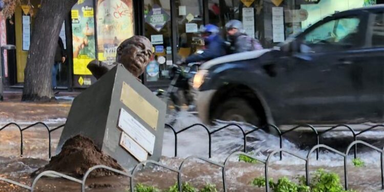 Colapsó un caño de agua en el centro