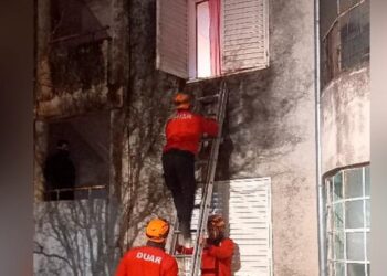 Rescataron a dos nenes de 2 y 5 años que estaban solos en su domicilio