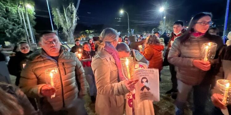 Madres de bebés fallecidos en el Hospital Neonatal realizaron una marcha de antorchas