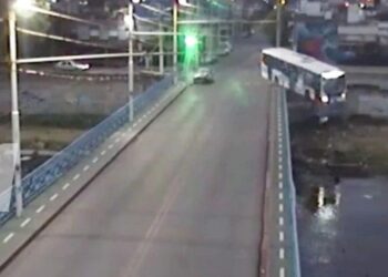 Un colectivo cayó al Río Suquía tras chocar con un auto