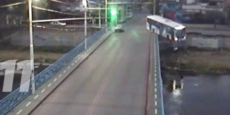 Un colectivo cayó al Río Suquía tras chocar con un auto