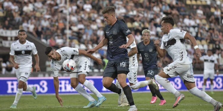Talleres y Platense se enfrentan esta noche en Vicente López por la Liga Profesional