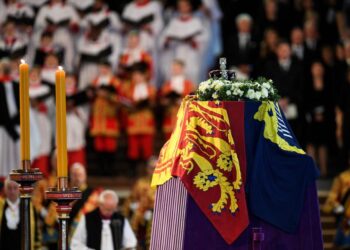 Abrió la capilla ardiente de la reina Isabel II en el palacio de Westminster