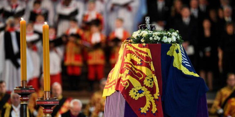 Abrió la capilla ardiente de la reina Isabel II en el palacio de Westminster