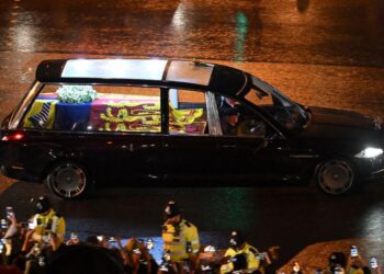 El féretro de Isabel II ya ingresó al Palacio de Buckingham