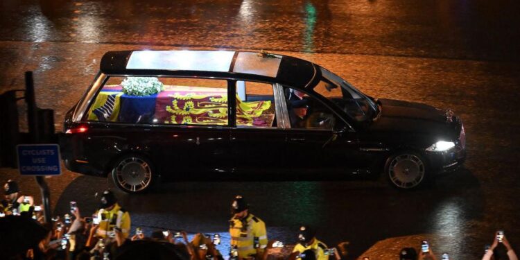 El féretro de Isabel II ya ingresó al Palacio de Buckingham