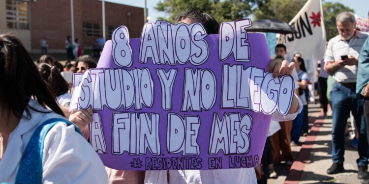 Trabajadores de la salud paran por tiempo indeterminado en la Provincia