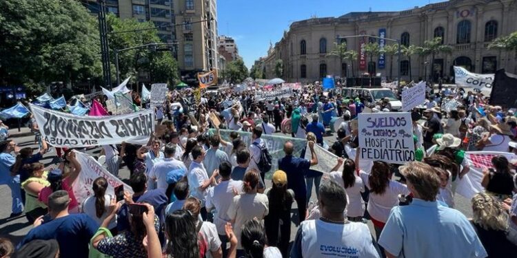 Hospitales provinciales continúan el paro y la atención resentida