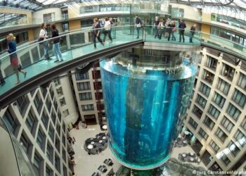 Explotó el acuario cilíndrico más grande de mundo en Berlín