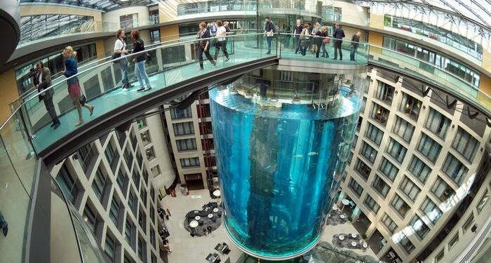 Explotó el acuario cilíndrico más grande de mundo en Berlín