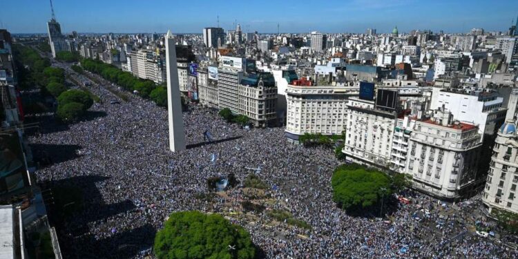 La caravana de la Selección con más de 5 millones de hinchas debió ser cancelada tras el descontrol
