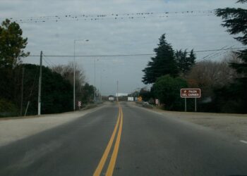 Un camión que transportaba botellas volcó sobre la ruta C45