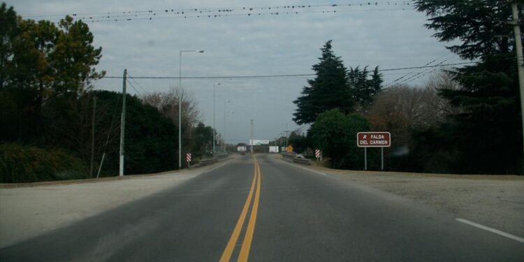 Un camión que transportaba botellas volcó sobre la ruta C45