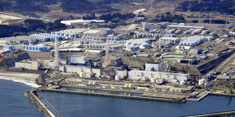 Japón planifica liberar al mar agua tratada de la planta nuclear de Fukushima