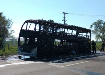 Voraz incendio de un colectivo en la ruta 9
