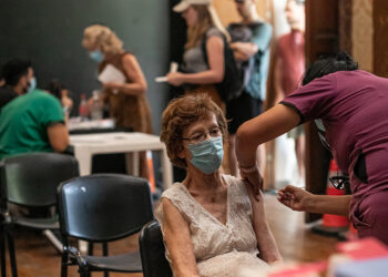 Inicia la inmunización con vacunas bivariantes en Córdoba