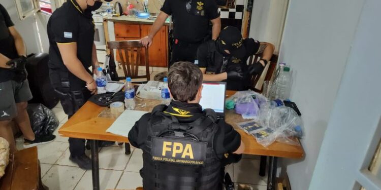 Detuvieron a cinco miembros de una banda que vendía drogas en B° Sol Naciente