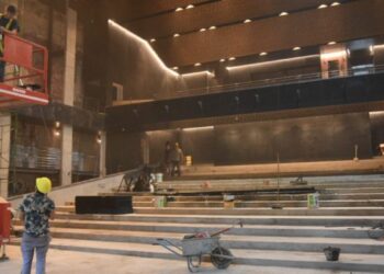 Colocan nuevo cielorraso en la sala principal del Teatro Comedia