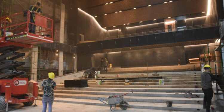 Colocan nuevo cielorraso en la sala principal del Teatro Comedia