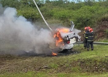 Persecución en La Calera: un auto chocó, volcó y terminó incendiado