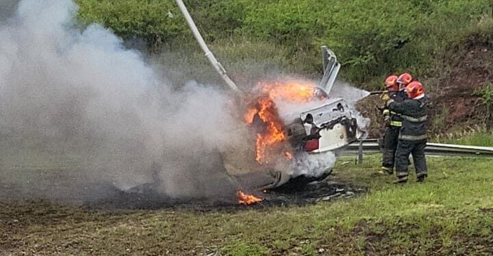 Persecución en La Calera: un auto chocó, volcó y terminó incendiado