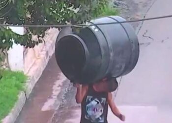 Robó un tanque de agua e intentó llevarlo a pie