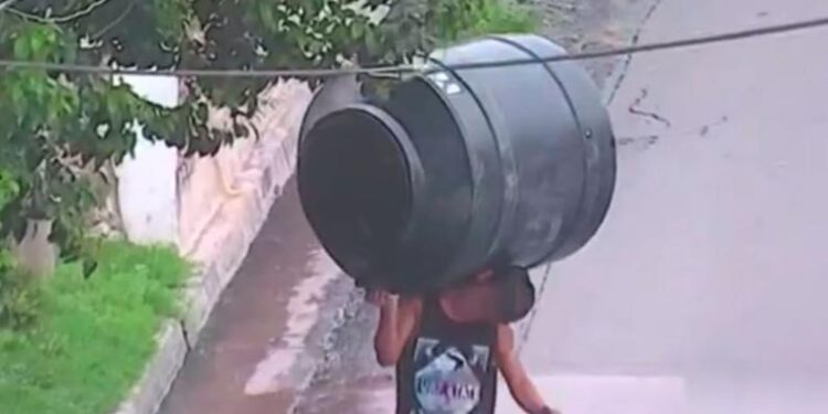 Robó un tanque de agua e intentó llevarlo a pie