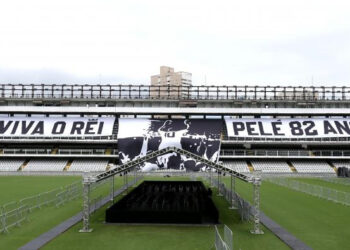 Despiden los restos de Pelé en el estadio Santos