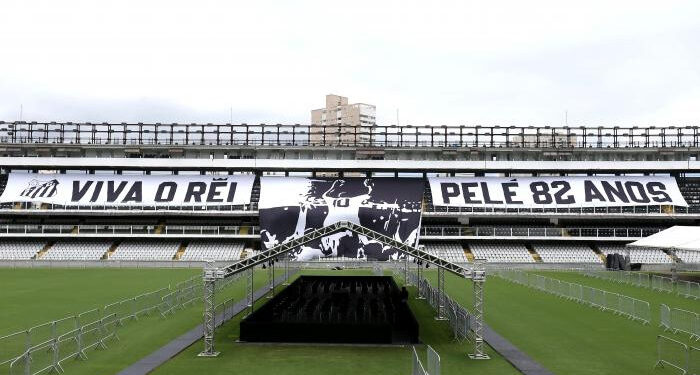 Despiden los restos de Pelé en el estadio Santos