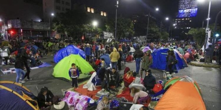 Piqueteros levantaron el acampe que bloqueaba la 9 de Julio