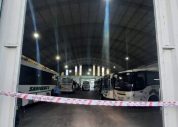 Un chofer dio marcha atrás y mató por accidente a un compañero