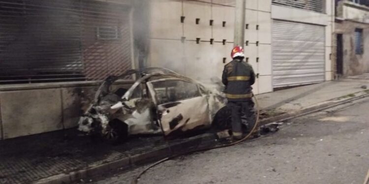 Choque, explosión y fuga en barrio San Vicente