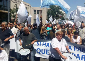 Gremios estatales de Córdoba se declaran en alerta por reclamo salarial