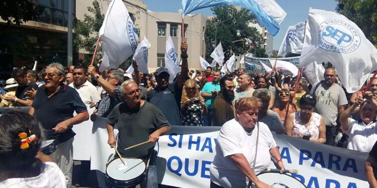 Gremios estatales de Córdoba se declaran en alerta por reclamo salarial