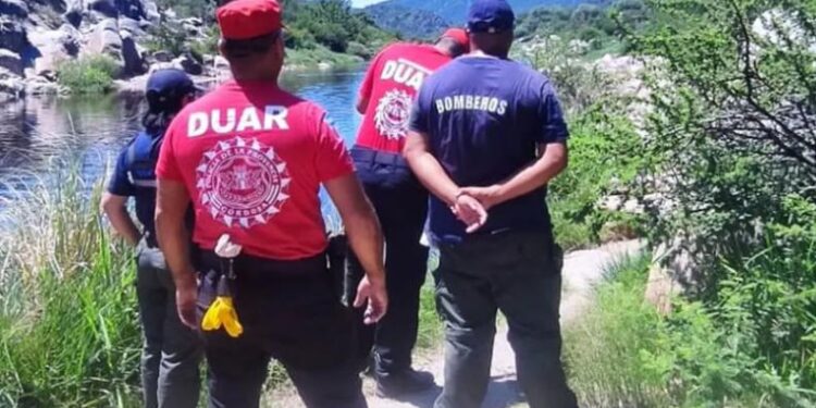 Investigan la muerte de un hombre que se ahogó en el río Quilpo