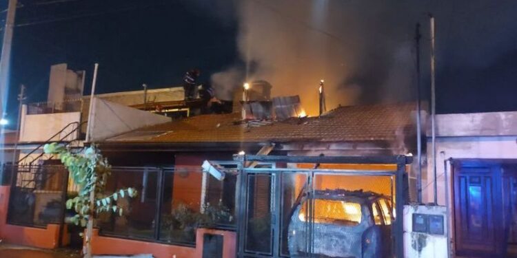 Siete personas fueron rescatadas tras un incendio en B° Santa Clara de Asís