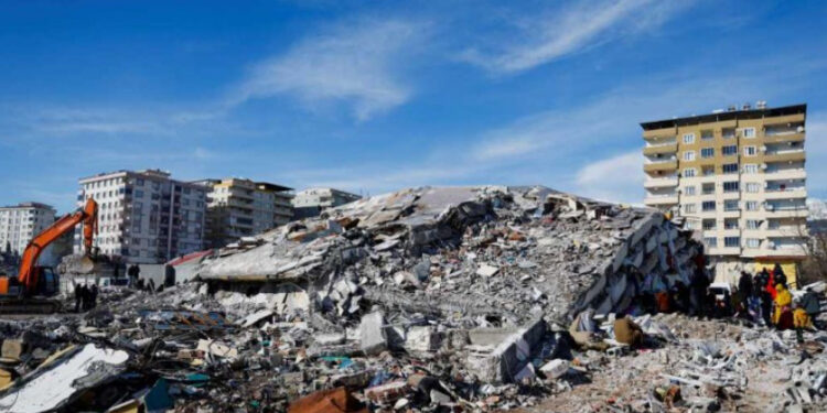 Cuatro muertos tras un terremoto de magnitud 5.2 en Indonesia