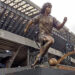 Retiraron la estatua de Maradona del estadio del Napoli