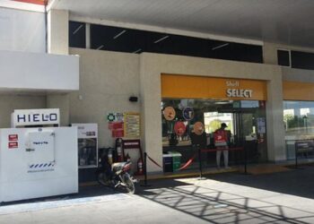 Dos adolescentes de 14 chocaron en moto contra una estación de servicio