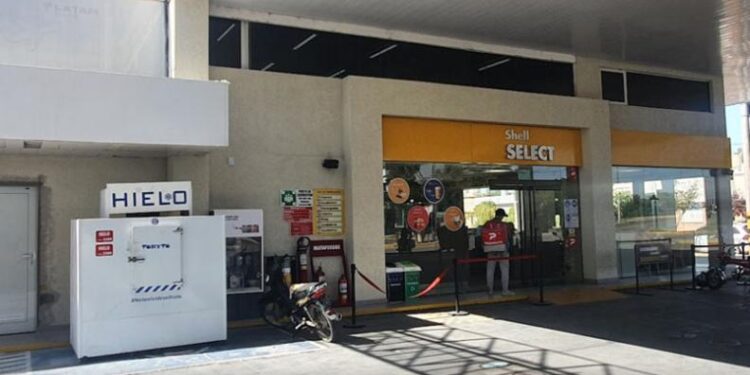 Dos adolescentes de 14 chocaron en moto contra una estación de servicio