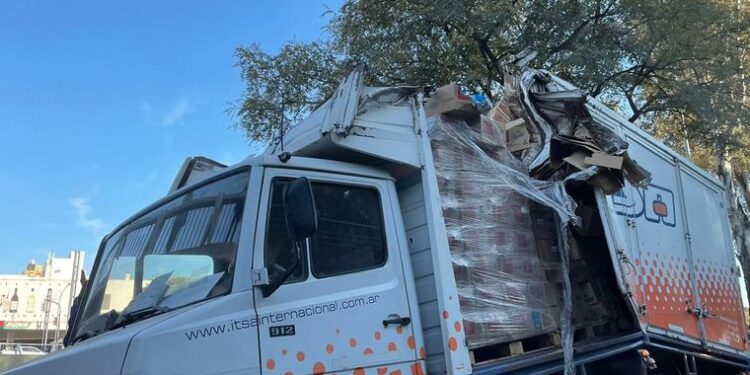 Un camión chocó el puente Sarmiento y destruyó un auto