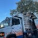 Un camión chocó el puente Sarmiento y destruyó un auto