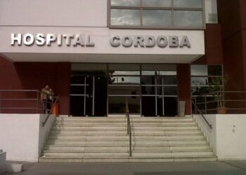 Sucedió en la noche del jueves, la víctima se encuentra en el Hospital Córdoba. Mientras que el agresor es asistido en el Hospital de Urgencias y fue imputado por tentativa de homicidio calificado