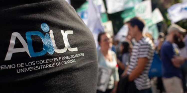 Docentes universitarios realizan un paro por tres días