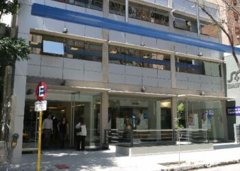 Un ascensor cayó desde el séptimo piso de un edificio, hay tres personas hospitalizadas