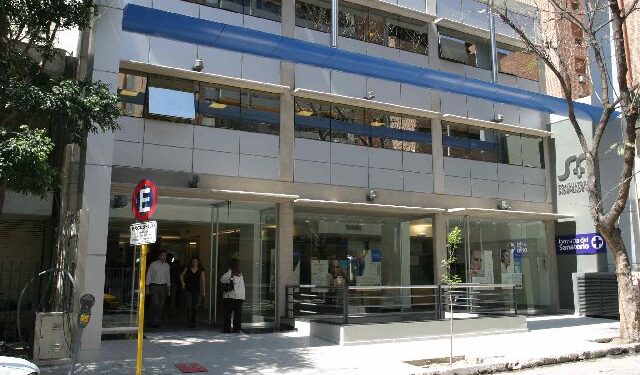 Un ascensor cayó desde el séptimo piso de un edificio, hay tres personas hospitalizadas